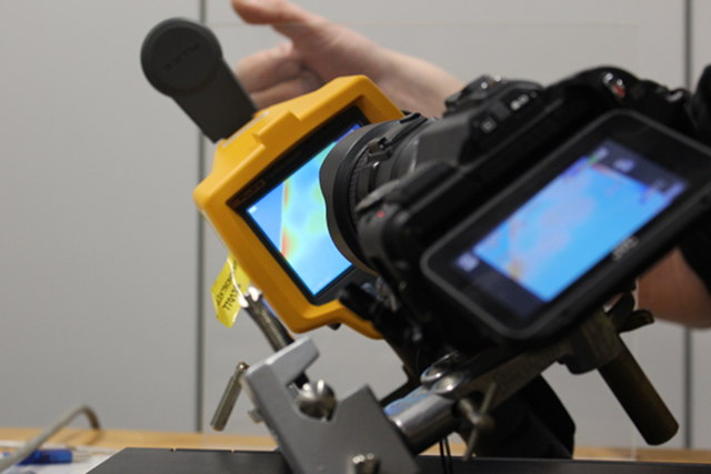 Foto einer Wärmebildkamera mit Filmkamera zur Übertragung des Falschfarbenbildes.