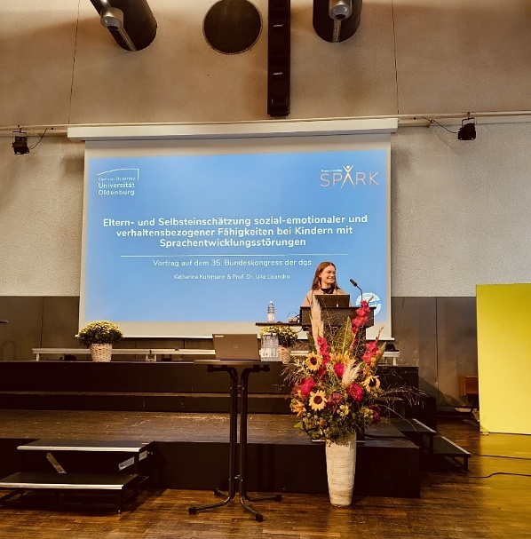 (Katharina Kuhlmann während Ihres Vortrags.)