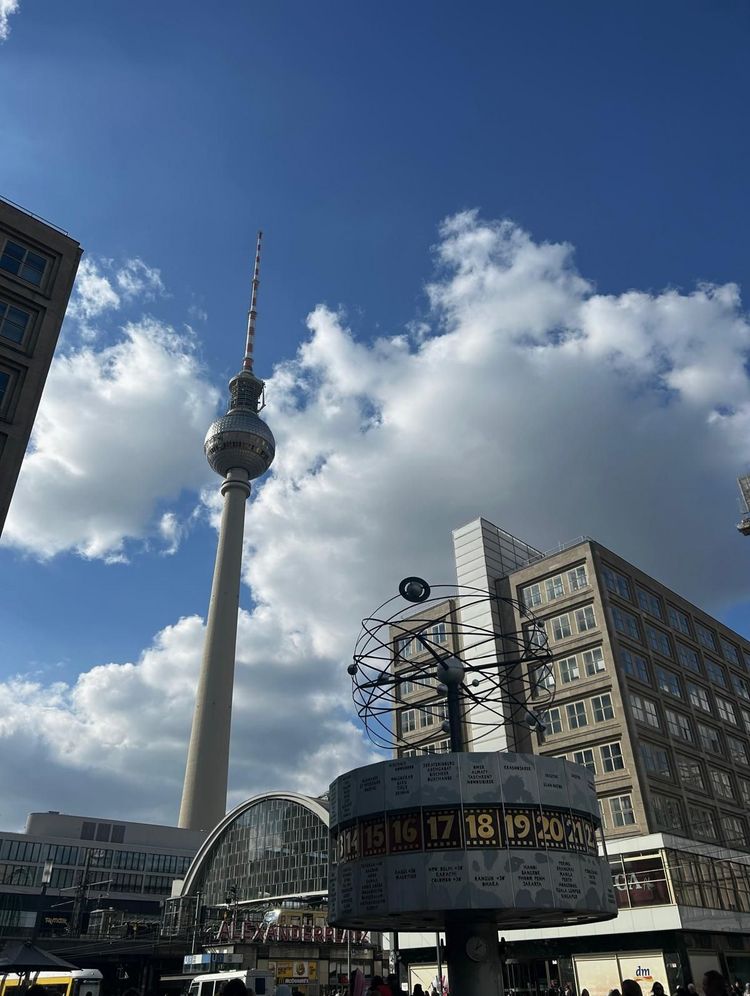 Berlin Alexanderplatz mit Fernsehturm, Straßenbahn und Weltzeituhr