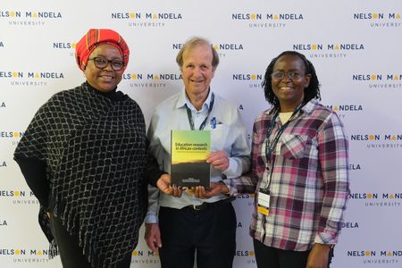 Prof Mathabo Khau, Prof Paul Webb und Prof Proscovia Namubiru präsentieren das CERM-ESA Buch mit Beiträgen von süd- und ostafrikanischen CERM-ESA Stipendiat*innen