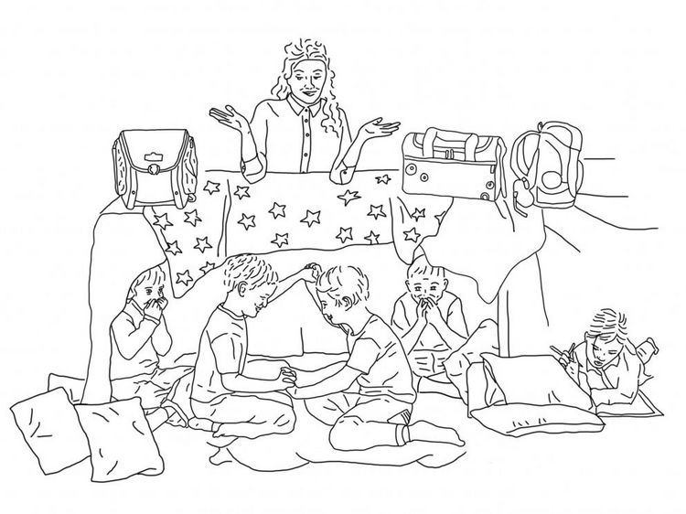 Diese Illustration zeigt eine Szene aus dem Schulpraktikum. Schüler*innen haben sich mit Decken und Schultischen eine Höhle gebaut, in der sie spielen. 