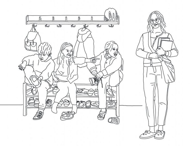 Die Abbildung zeigt eine Karikatur bzw. Skizze eines Szenarios aus dem Schulpraktikum. Drei Schüler*innen ziehen sich auf einer Bank die Straßenschuhe aus und eine Lehrperson schaut ihnen dabei zu.