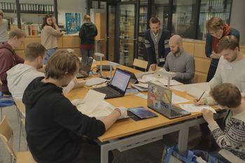 Studierende arbeiten im Archiv mit Quellen
