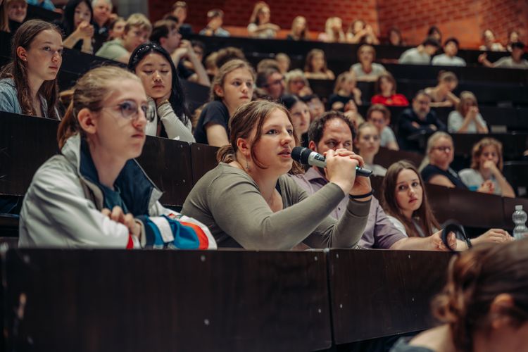 Anwesende hatten die Möglichkeit, ihre eingenen Fragen zum Fach Chemie und dem Studienangebot im Fach Chemie zu stellen.