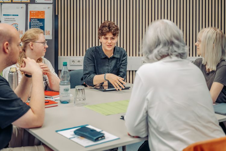 Gemeinsam Zukunftsszenarien entwickeln: Kursteilnehmer*innen des Workshops „Science Fiction Thinking"