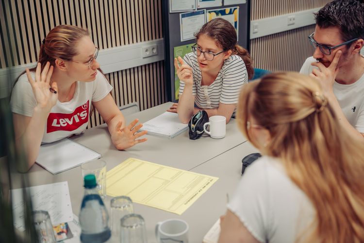 Gemeinsam Zukunftsszenarien entwickeln: Kursteilnehmer*innen des Workshops „Science Fiction Thinking"