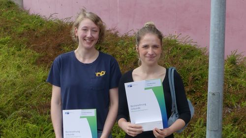 Auszeichnung der Prüfungsbesten durch die IHK Oldenburg: Ann-Kathrin Mindermann und Louisa Marie Weyel