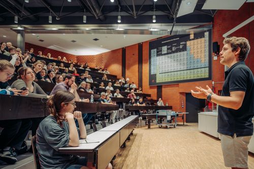 Prof. Timm Wilke und Prof. Gunther Wittstock stellten das Studienangebot im Fach Chemie vor. 