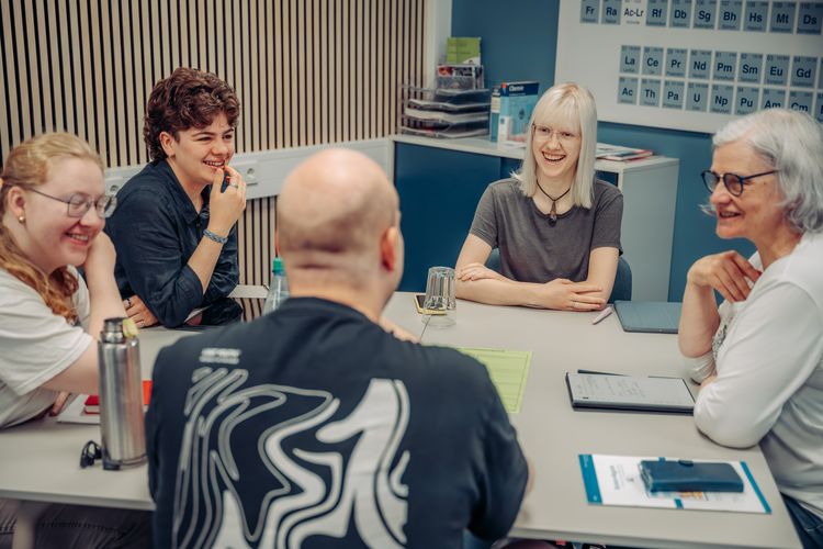 Gemeinsam Zukunftsszenarien entwickeln: Kursteilnehmer*innen des Workshops „Science Fiction Thinking"