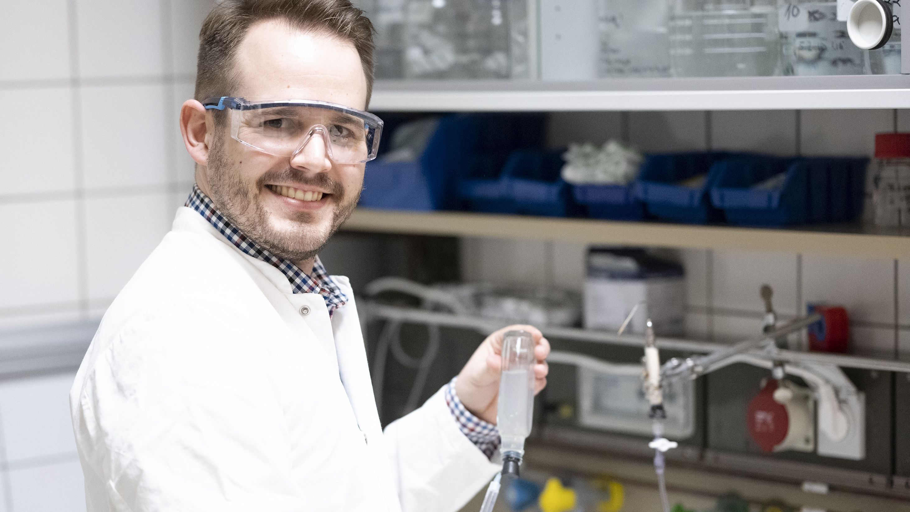Der Doktorand Patrick Becker gewann durch akribische Laborstudien ein umfassendes Bild vom Stoffwechsel des Bakteriums Aromatoleum aromaticum. Foto: Universität Oldenburg
