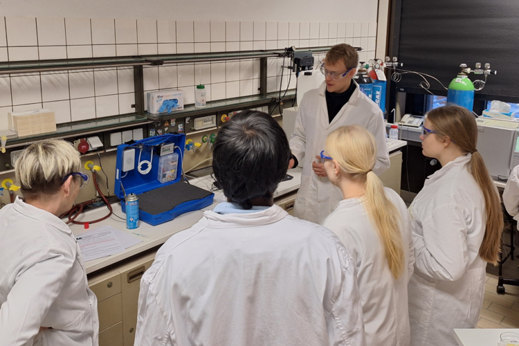 Jonathan Bauschulte führte die Schüler*innen durch die Labore der Arbeitsgruppe Didaktik der Chemie.