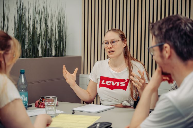 Gemeinsam Zukunftsszenarien entwickeln: Kursteilnehmer*innen des Workshops „Science Fiction Thinking"