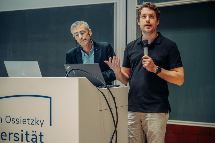 Prof. Timm Wilke und Prof. Gunther Wittstock stellten das Studienangebot im Fach Chemie vor. 