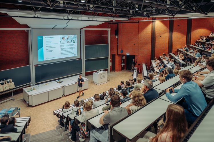 Prof. Timm Wilke und Prof. Gunther Wittstock stellten das Studienangebot im Fach Chemie vor. 