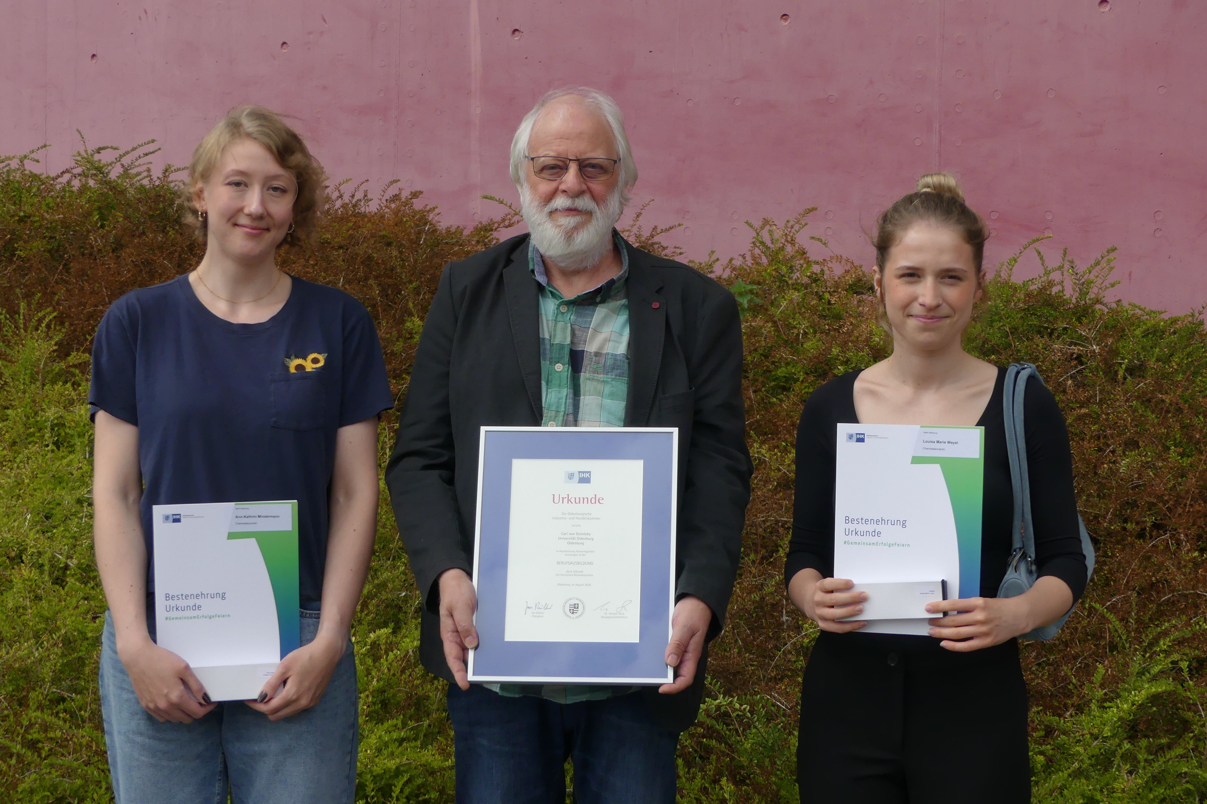 Auszeichnung der Prüfungsbesten durch die IHK Oldenburg: Ann-Kathrin Mindermann, Willi Rathje und Louisa Marie Weyel  