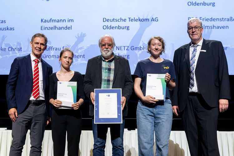 Auszeichnung der Prüfungsbesten durch die IHK Oldenburg: Jan Müller (Präsident der Oldenburgischen Industrie- und Handelskammer), Louisa Marie Weyel, Willi Rathje, Ann-Kathrin Mindermann und rechts Ludger Wester (IHK) 
