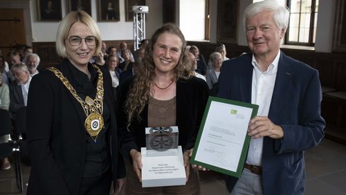 Oberbürgermeisterin Katharina Pötter und Vorstandsvorsitzender der Haarmann-Stiftung, Antonius Fahnemann, überreichen Swaantje Fock den Naturschutzpreis der Stiftung [Foto: Swaantje Hehmann].