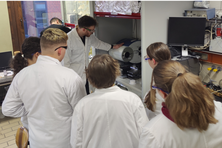 Alexander Simon  führte die Schüler*innen durch die Labore der Arbeitsgruppe Technische Chemie.