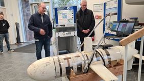 Thomas Badewien explains the current design status of the YDE-Fix towed body to MdL Thümler, in the background Lars Meyer-Hagg, technical staff member at ICBM involved in the development of YDE-Fix[Photo: S. Riexinger].