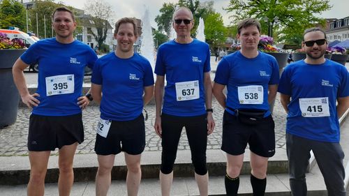 Mit Spaß am Laufen für den guten Zweck: Lars Wöhlbrand, Marvin Dörries, Matthias Schröder, Matthias Friebe und Ingo Miller (v.l.)[Foto: privat].