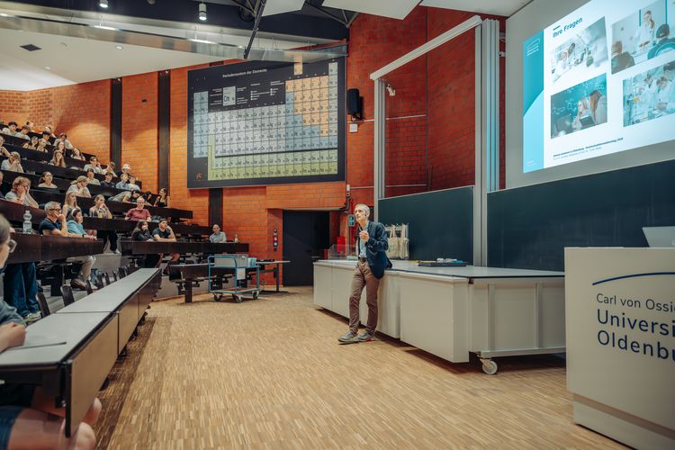Prof. Timm Wilke und Prof. Gunther Wittstock stellten das Studienangebot im Fach Chemie vor. 