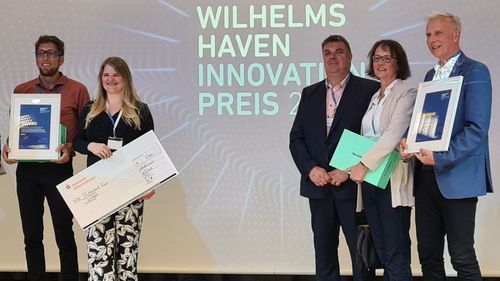 Dr. Samuel Nietzer und Dr. Mareen Möller, Preisträger in der Kategorie Start-ups, Wilhelmshavens Oberbürgermeister Carsten Feist sowie Anita und Dr. Cristoph Stecher, die für die Firma ACS Coating Systems GmbH den Preis für Bestandsunternehmen entgegennehmen durften [Foto: S. Riexinger].