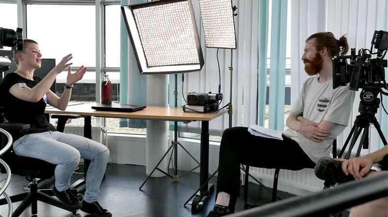 Dokumentarfilmer Steffen Krones bei Dreharbeiten mit Dr. Rosanna Schöneich-Argent im Juli 2020 [Foto: Sibet Riexinger, ICBM]