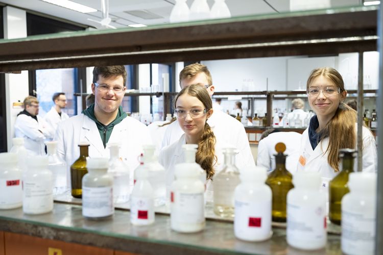 Schüler*innenwettbewerb "Chemie in Aktion, Teilnehmende