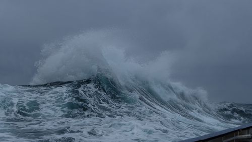 Bei stürmischem Wetter können Mikroplastikteilchen über die Gischt aus dem Meer in die Luft gelangen. Hier: Auf der Ausfahrt des Forschungsschiffs Heincke vor der norwegischen Küste im Juni 2021. Foto: Alvise Vianello