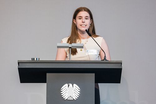 Pia Wolken beim Elevator Pitch während des Bühnenprogrammes im Bundestag.