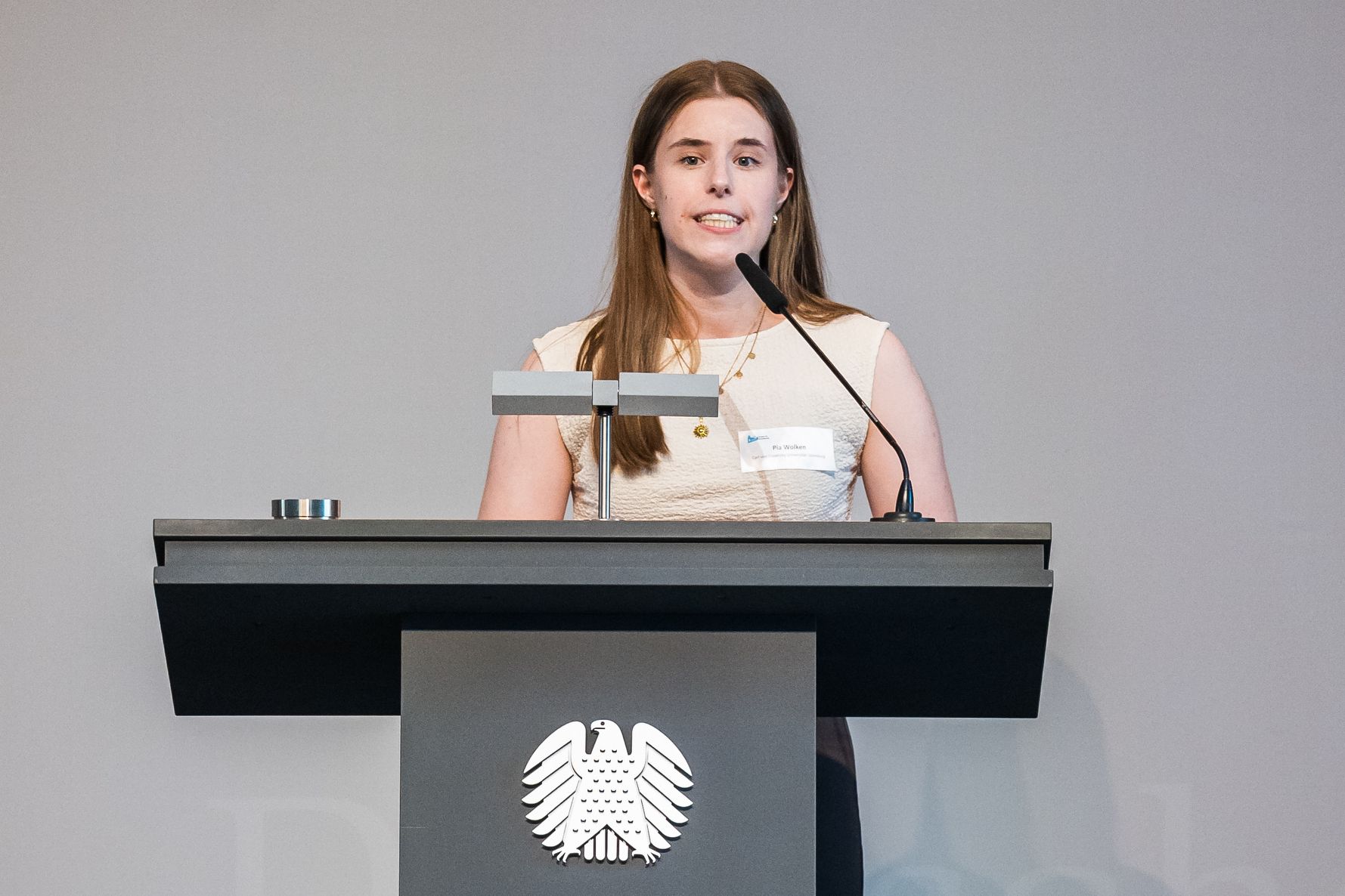 Pia Wolken beim Elevator Pitch während des Bühnenprogrammes im Bundestag.