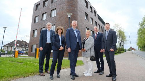 Gemeinsam mit dem wissenschaftlichen Leiter des Zentrums für Marine Sensorik, Prof. Dr. Oliver Zielinski (r.), begingen die feierliche Einweihung des Forschungsbaus am Standort Wilhelmshaven (v.l.): ICBM-Direktor Prof. Dr. Heinz Wilkes, Prof. Dr. Monika Sester, Senatorin der Helmholtz-Gemeinschaft, Niedersachsens Wissenschaftsminister Björn Thümler, Bürgermeisterin Astrid Zaage sowie der Präsident der Universität Oldenburg, Prof. Dr. Ralph Bruder. Foto: Universität Oldenburg