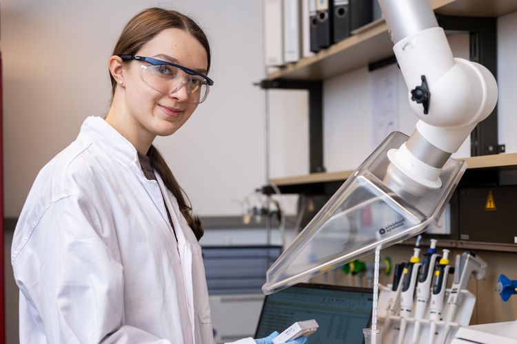 Tida Heckmann, Schulpraktikantin am Institut für Chemie im Labor