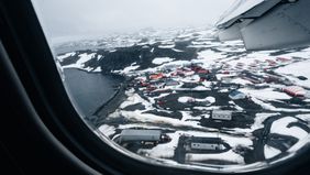 Landeanflug auf King George Island, Südliche Shetlandinseln: Erster Blick auf das Dorf mit der Forschungsstation.