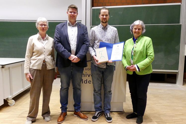 DGB Master’s Award for Oliver Johannesen (from left to right: Prof. Dr Katharina Kohse-Höinghaus; Dr Lars Mohrhusen; Oliver Johannesen, M.Sc.; Prof. Dr Kathrina Al-Shamery) 
