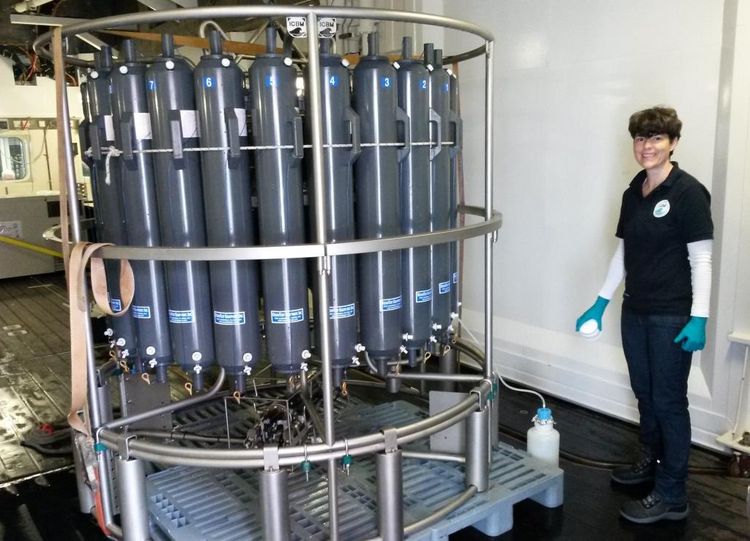 Jutta Niggemann beim Abfüllen von Wasserproben an der CTD