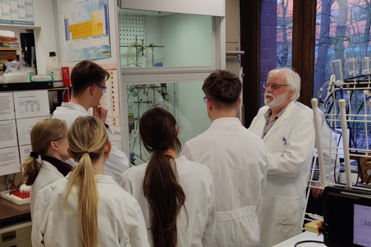 Willi Rathje beantwortete Fragen rund um die Chemielaborant*innenausbildung.