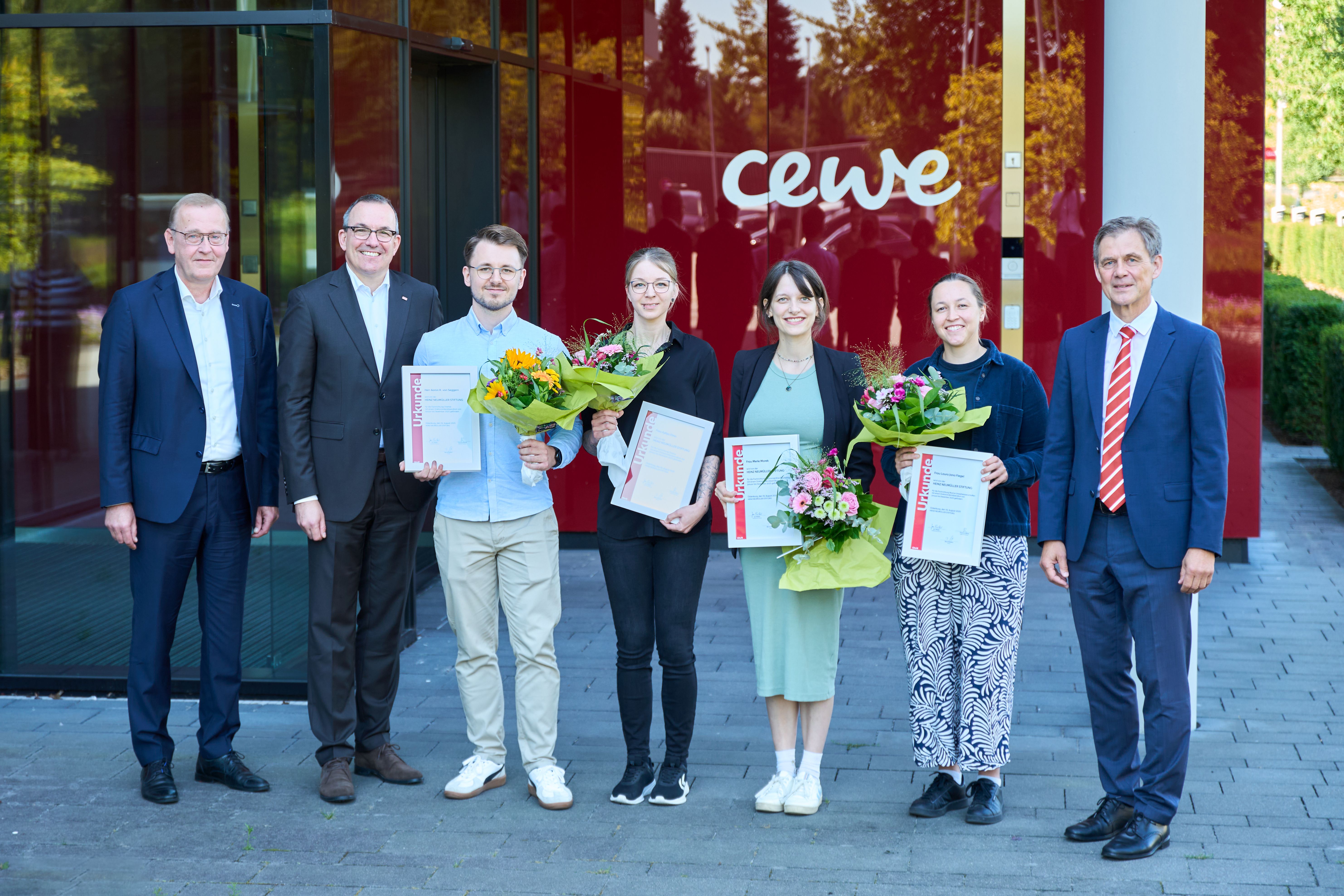 Aylişa Elma (4.v.l.) und Aaron von Seggern (3.v.l.) erhalten das Stipendium der Heinz Neumüller Stiftung