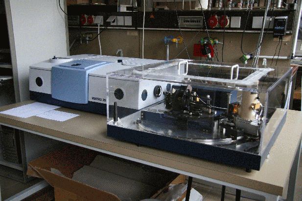 Photograph: Infrared Spektrometer with external reflection unit