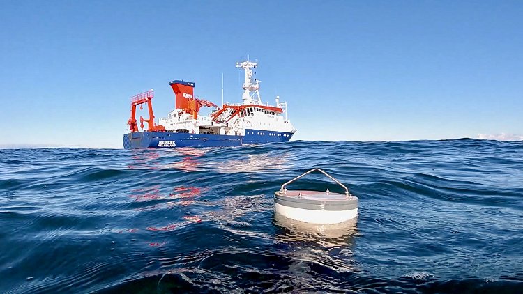 Am ICBM entwickelte Drifter (hier 2020 bei einer Expedition des Forschungsschiffes Heincke in der Nordsee) treiben derzeit noch passiv mit den Meeresströmungen. Die Drifter der neuen Generation sollen mit einem segelähnlichen Antrieb ausgestattet werden und miteinander kommunizieren können.