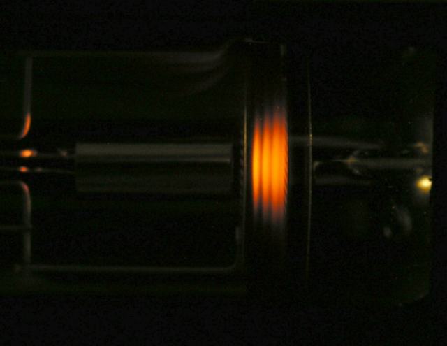 Aufnahme der Franck Hertz Röhre mit leuchtenden Anregungszonen bei 80 V Beschleunigungsspannung.