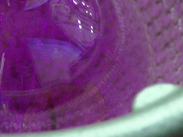 Fotoausschnitt von einer geheizten Glaskugel, gfüllt mit gasförmigem Jod.