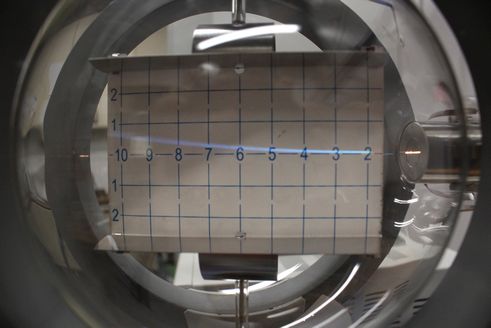 Bild einer Elektronenstrahlröhre, der Strahl wird nach oben abgelenkt.