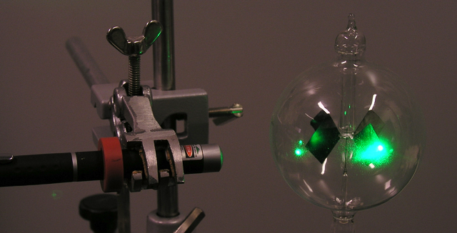 Foto eines Lasers, der eine Lichtmühle antreibt.