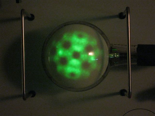 Foto des Leuchtschirmes eines Feldemissionsmikroskopes.