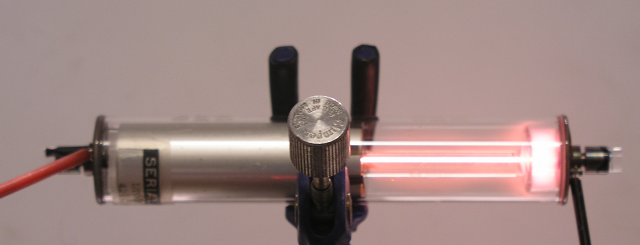 Foto der Gasröhre eines Helium Neon LASERs.
