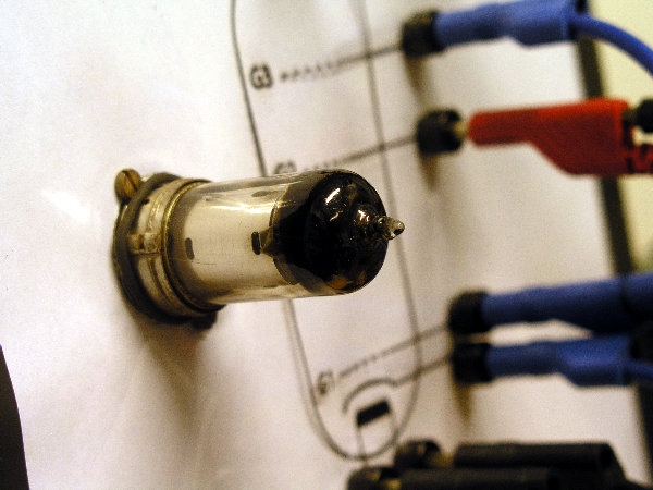 Foto einer Elektronenröhre auf einer Montageplatte.