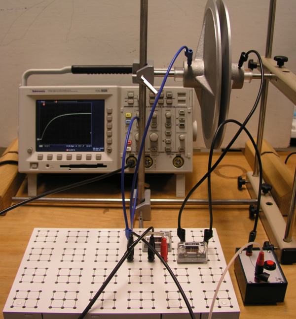 Foto des Versuchsaufbaus mit Kondensator, Oszilloskop und Widerständen.