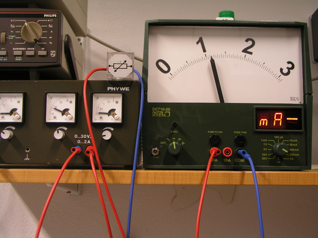 Foto eines Strommessgerätes, und einer Spannungsquelle.