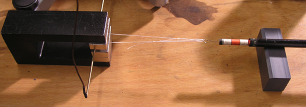 Foto einer Versuchsanordnung für den Nachweis der Lorentzkraft mit einer Federwaage.